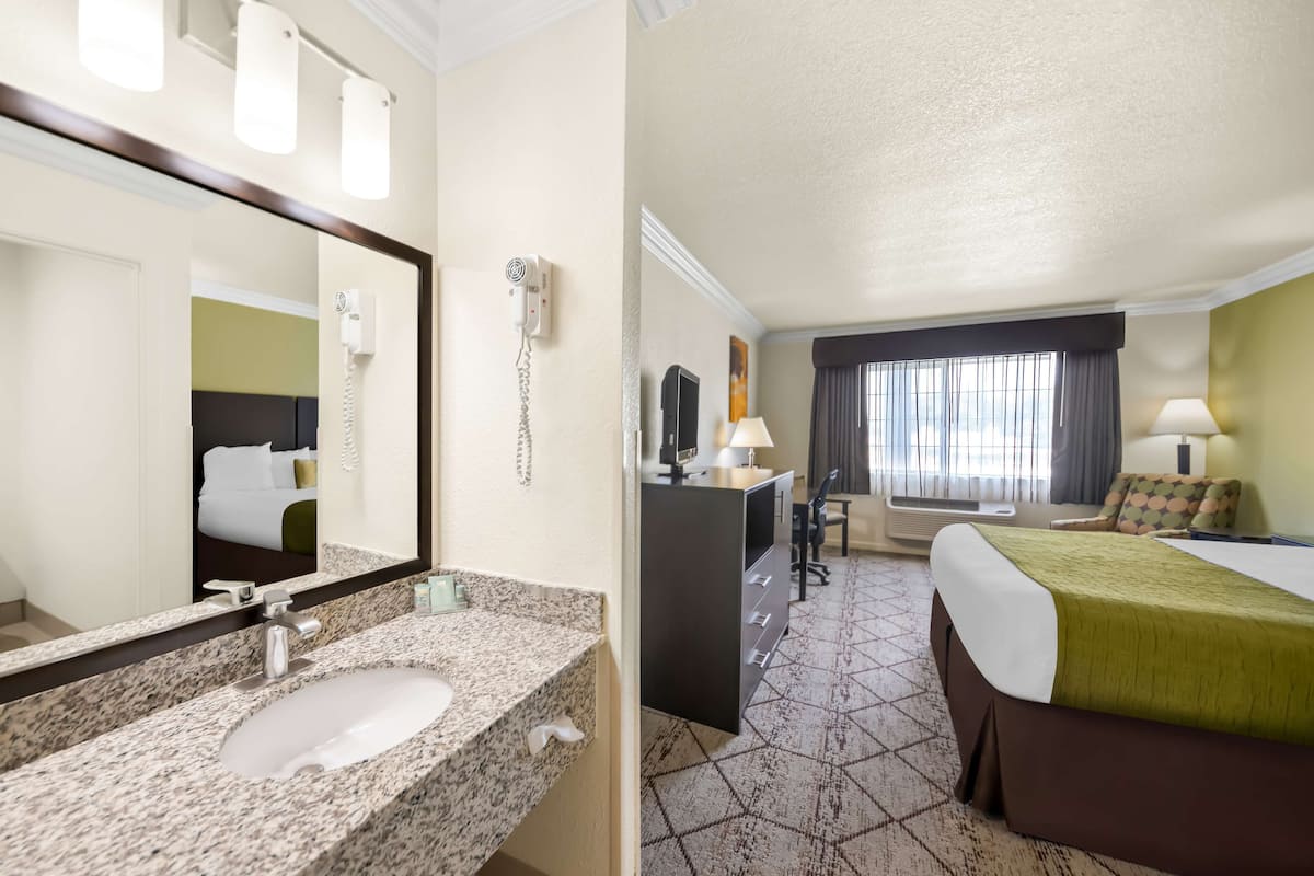 standard room, 1 king bed, non smoking, refrigerator & microwave | iron/ironing board, bed sheets