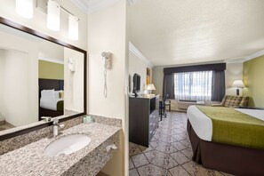 Kamar Standar, 1 Tempat Tidur King, Bebas Asap Rokok, lemari es & microwave | Setrika/meja setrika dan seprai linen