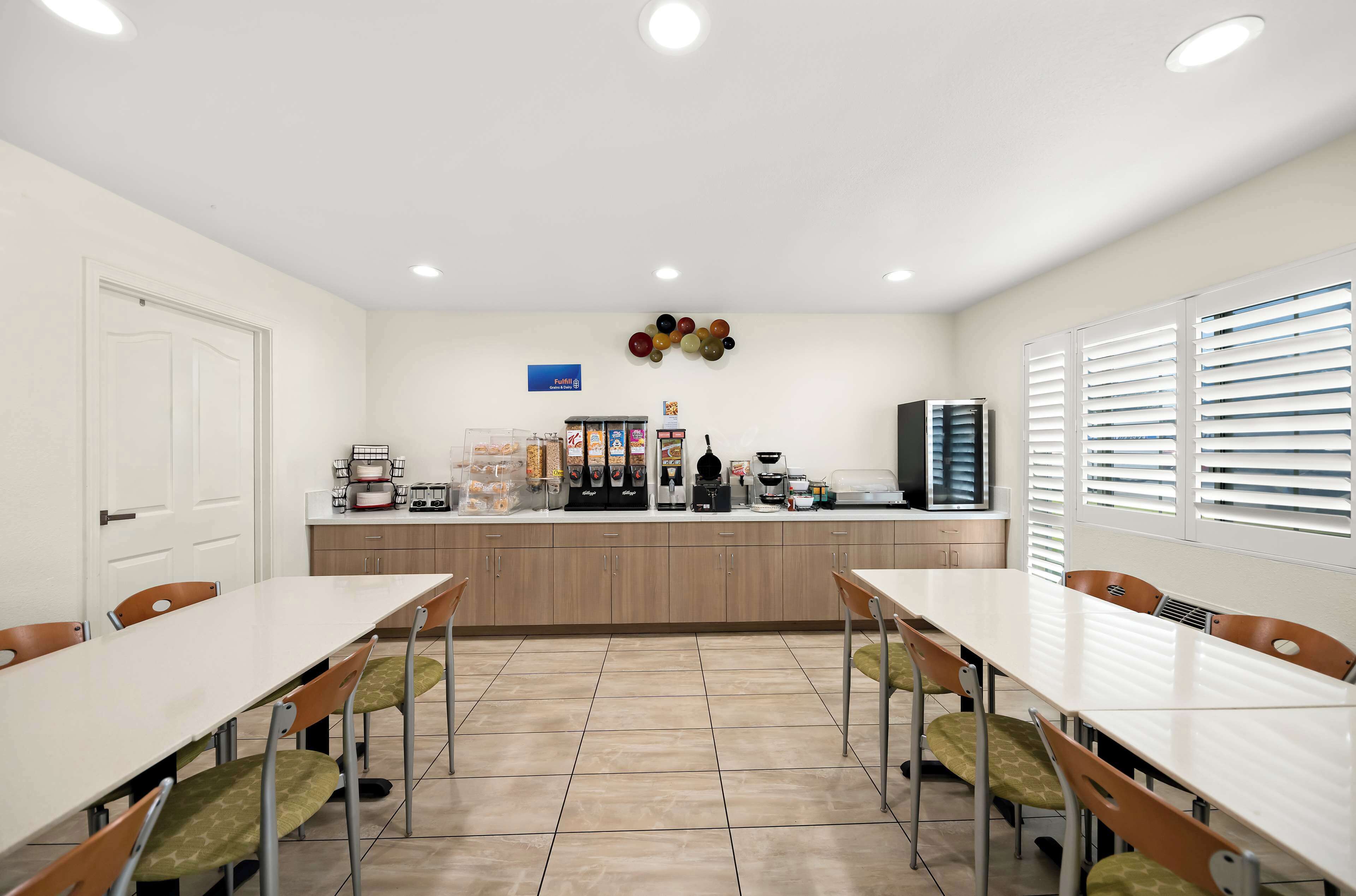 free daily continental breakfast