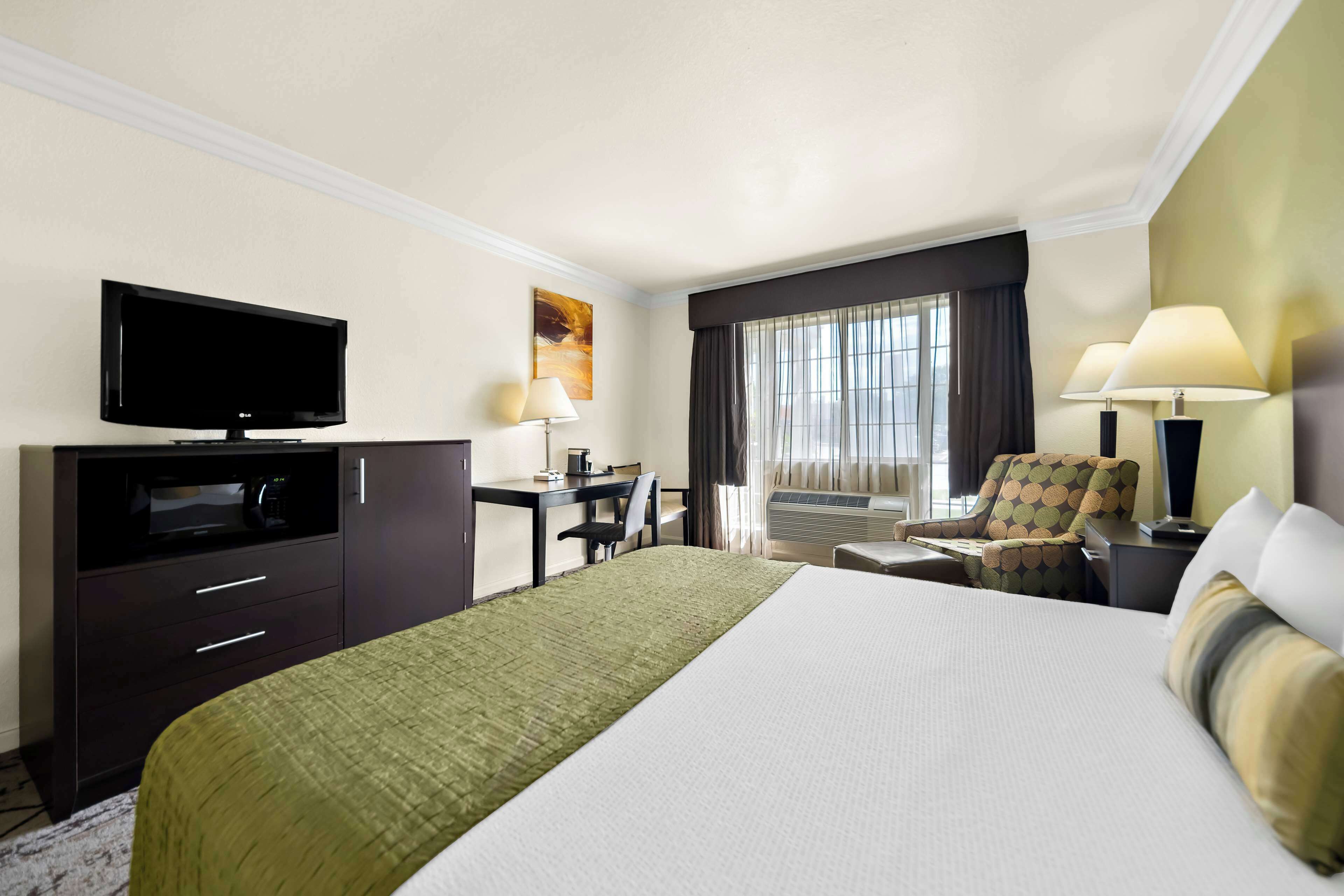 standard room, 1 king bed, accessible, non smoking | iron/ironing board, bed sheets