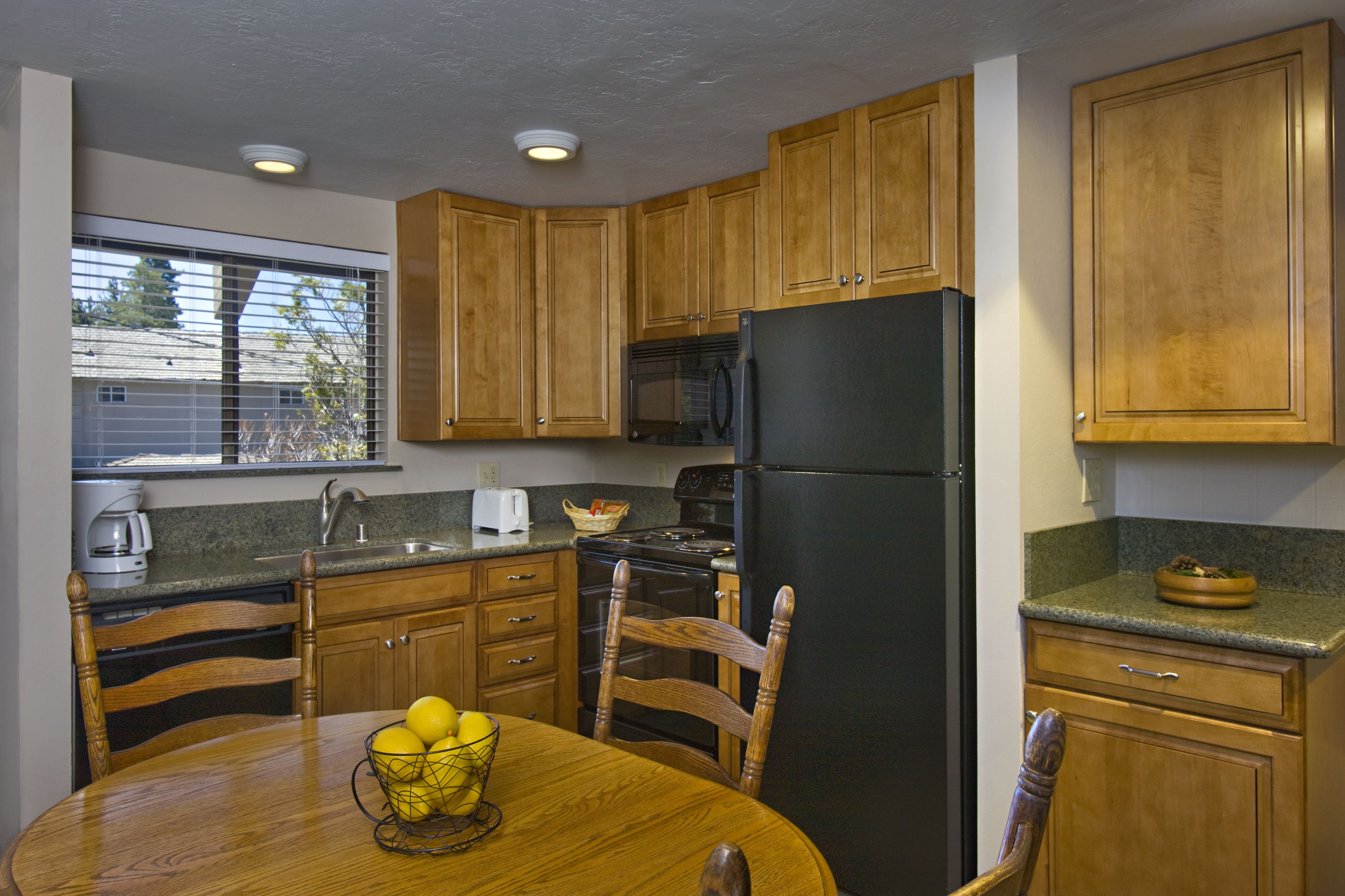 microwave, coffee/tea maker