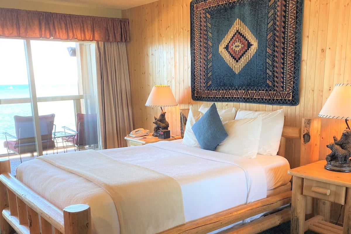Standard Room, 1 Queen Bed, Lake View (Balcony or Patio)