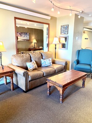 Condo, 1 Bedroom, Lake View | Living room