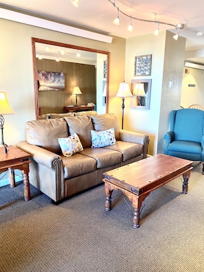 Condo, 1 Bedroom, Lake View | Living room