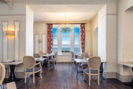 Breakfast, lunch, dinner served; international cuisine