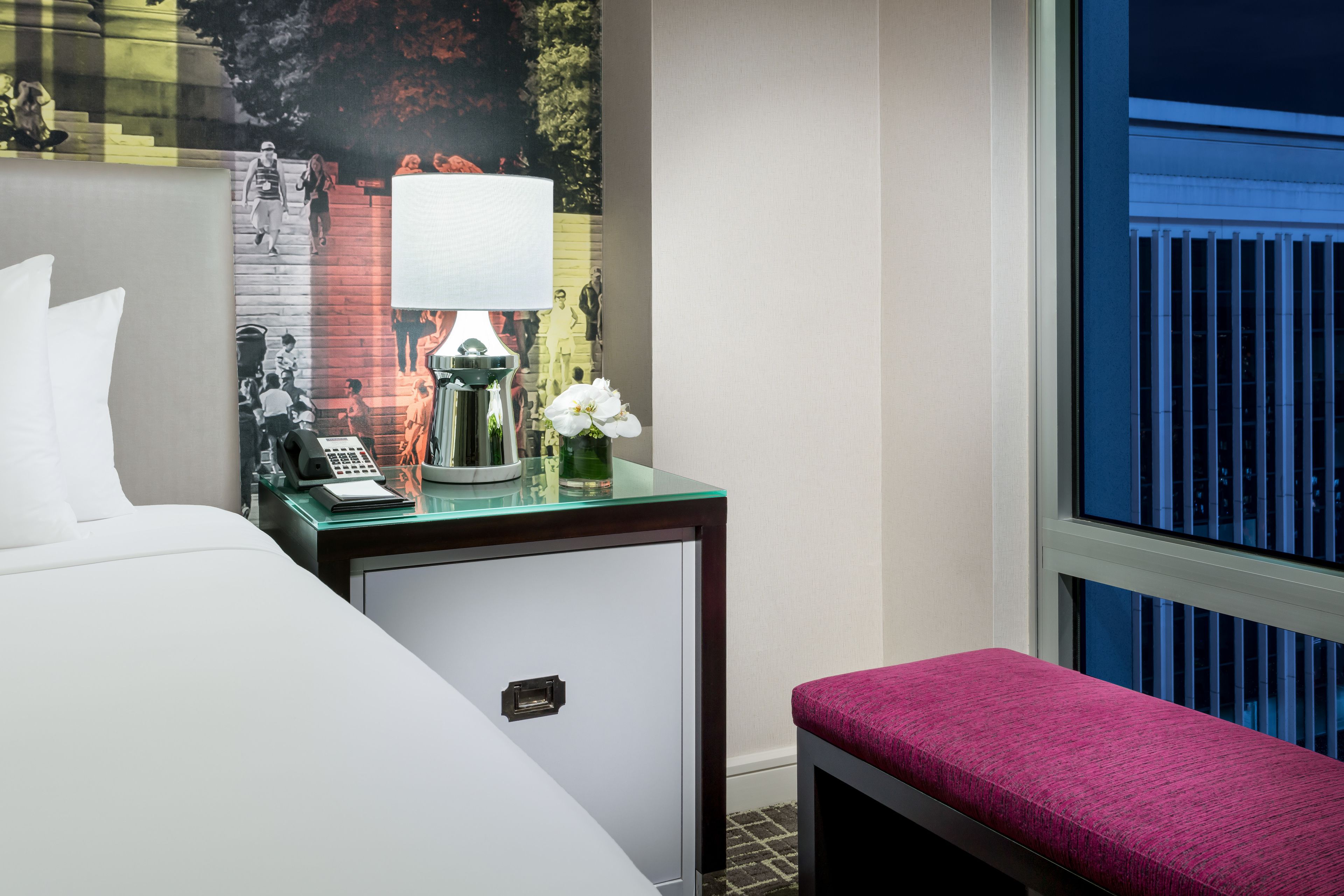 Ropa de cama de alta calidad y caja de seguridad en la habitación 