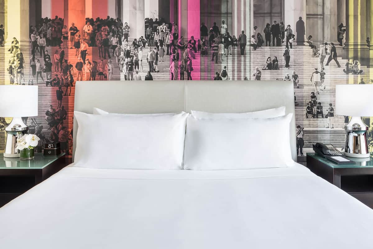 Room, 1 Katil Ratu (Queen) (Petite) | Peralatan tempat tidur premium, peti besi dalam bilik, meja