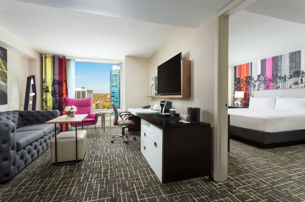 Ropa de cama de alta calidad y caja de seguridad en la habitación 