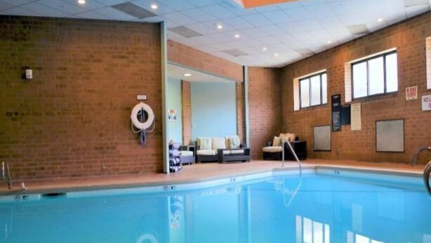 Indoor pool, outdoor pool - Red Lion Hotel High Point (High Point)