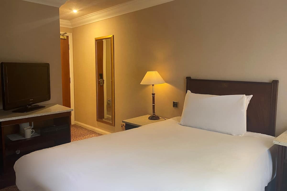 Standard Single Room | Hypo-allergenic bedding, desk, iron/ironing board, free WiFi