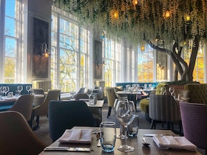 2 restaurantes, é servido café da manhã