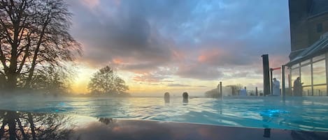 Kolam renang indoor dan kolam renang outdoor, dengan kursi berjemur