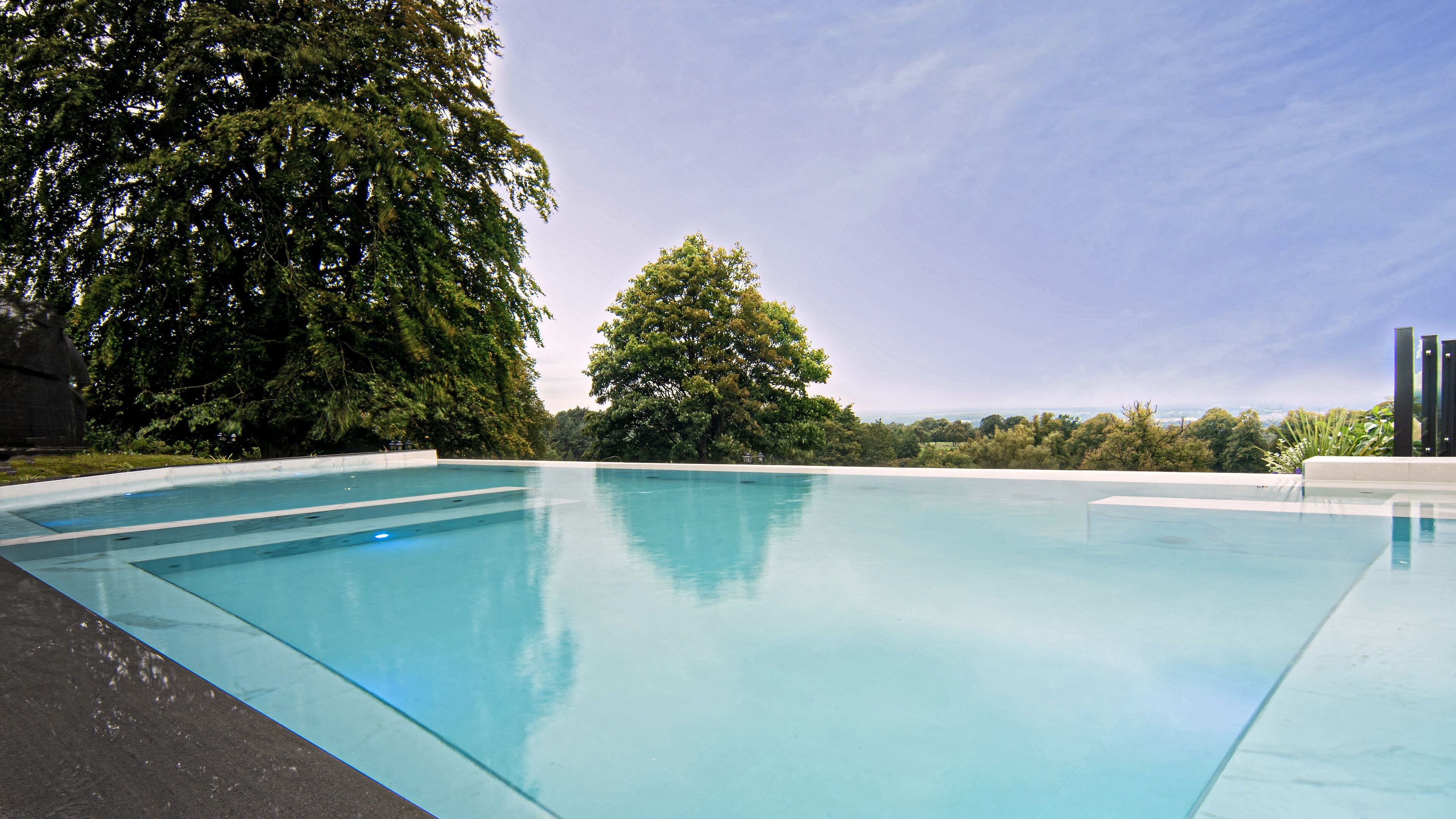 Innendørsbasseng, utendørsbasseng og solsenger