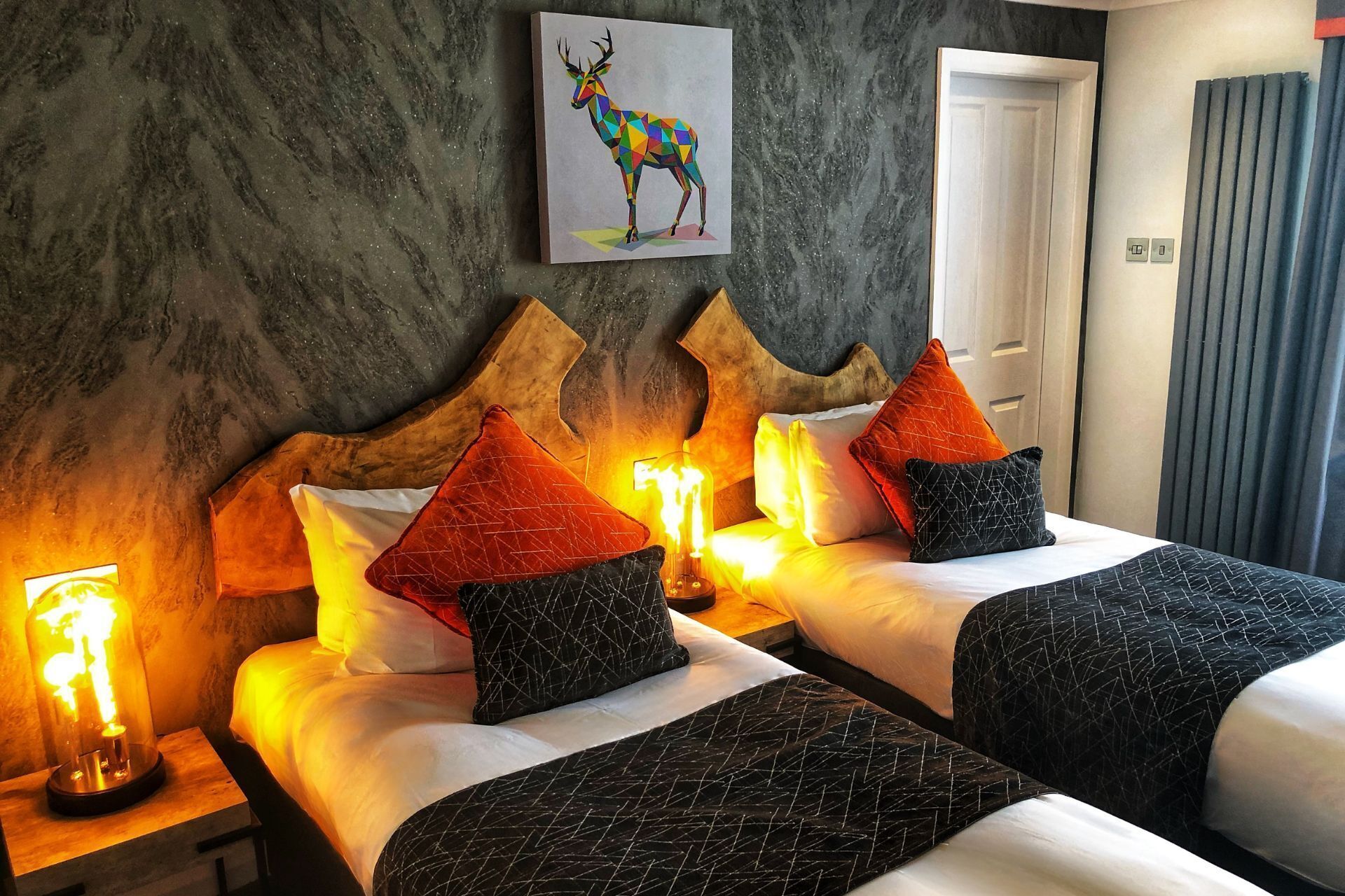 Ropa de cama hipoalergénica, escritorio y tabla de planchar con plancha 