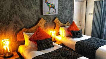 Habitación estándar con 2 camas individuales | Ropa de cama hipoalergénica, escritorio y tabla de planchar con plancha