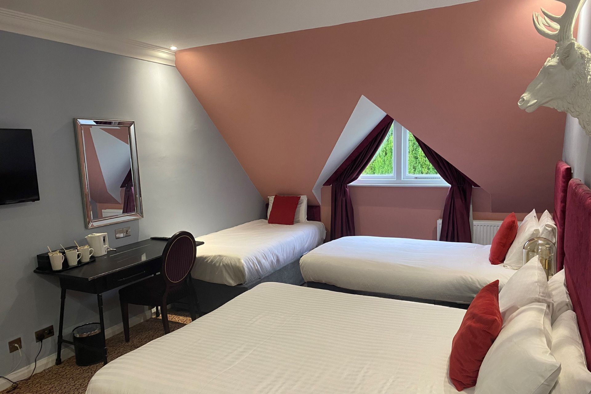 Ropa de cama hipoalergénica, escritorio y tabla de planchar con plancha 