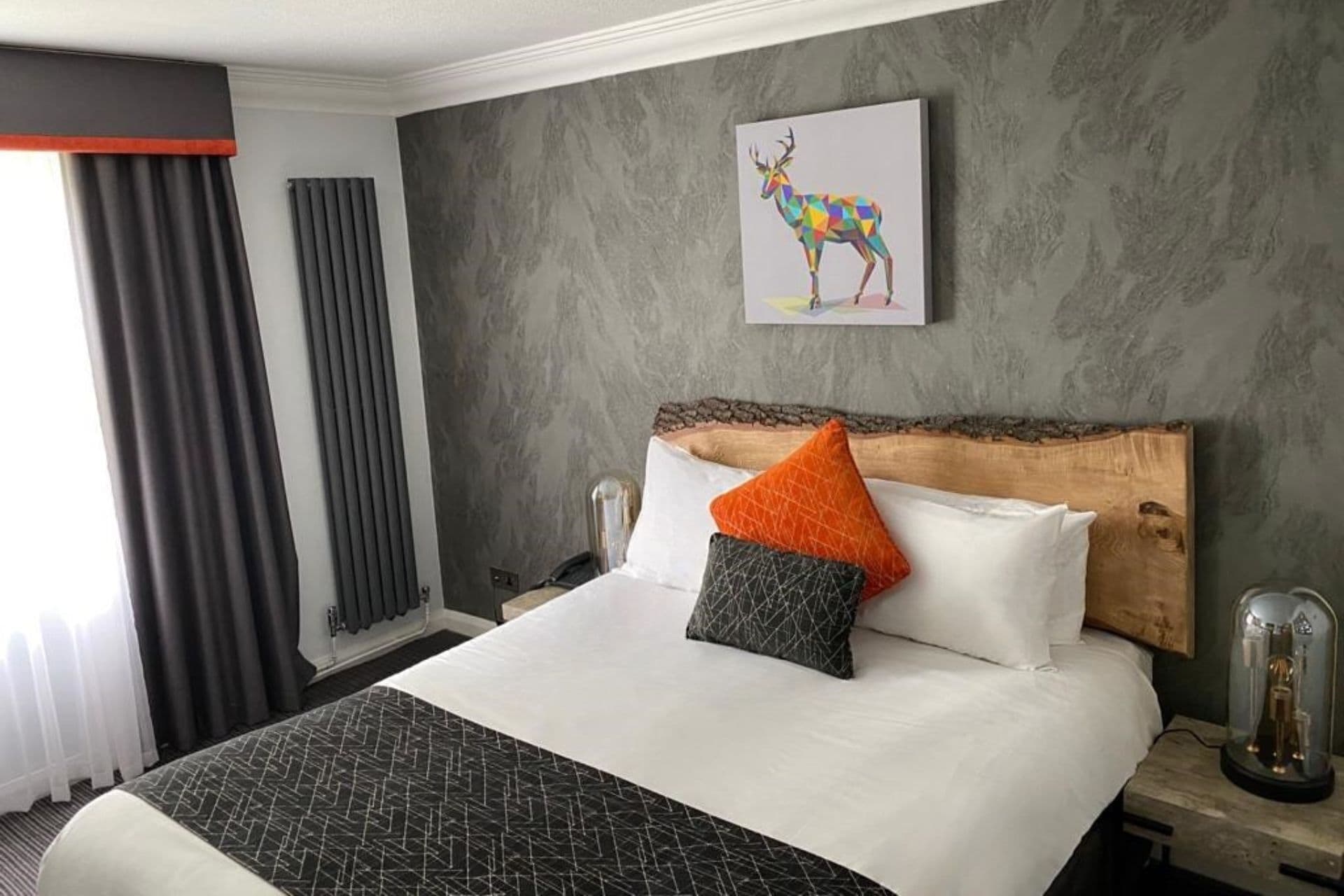 Ropa de cama hipoalergénica, escritorio y tabla de planchar con plancha 