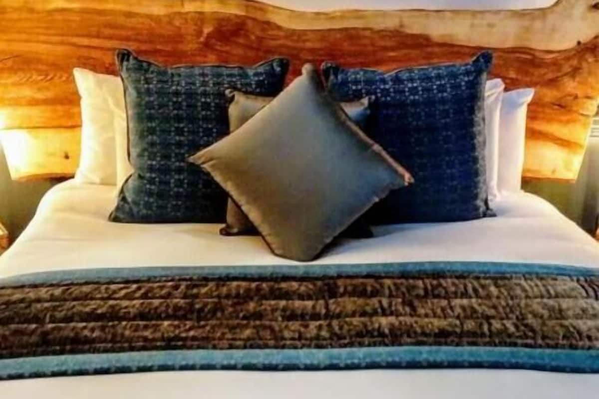 Hypo-allergenic bedding, desk, iron/ironing board, free WiFi