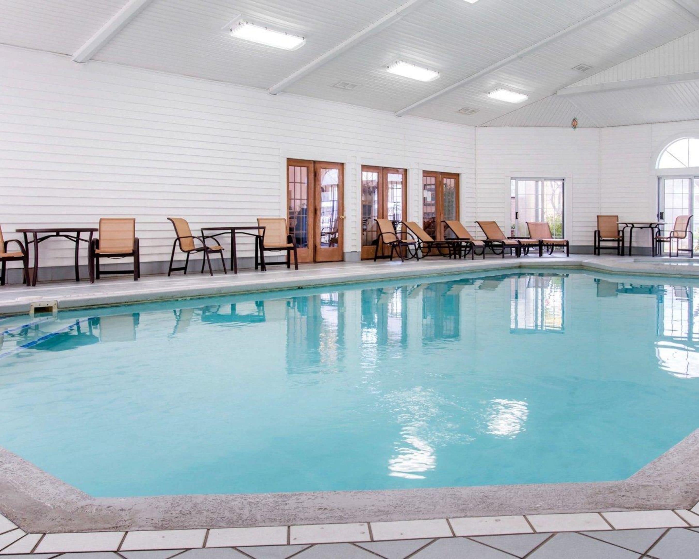 Indoor pool, sun loungers