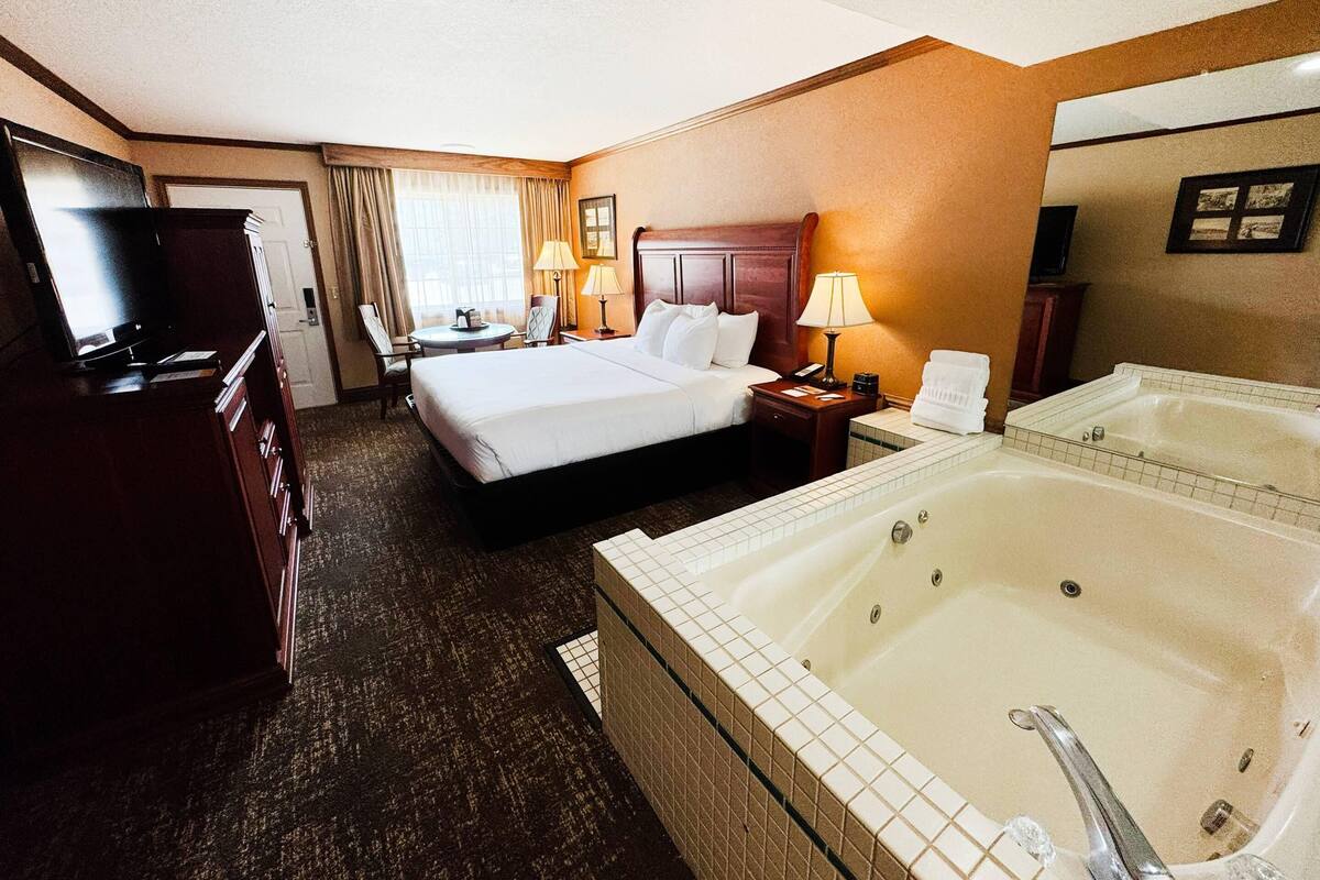 Deluxe Room, 1 King Bed, Non Smoking (Whirlpool In Bath) | Premium bedding, desk, soundproofing, iron/ironing board