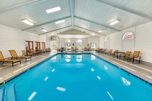 Una piscina techada, sillones reclinables de piscina