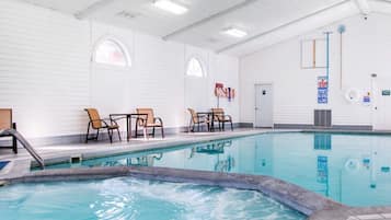 Sisäuima-allas, aurinkotuoleja