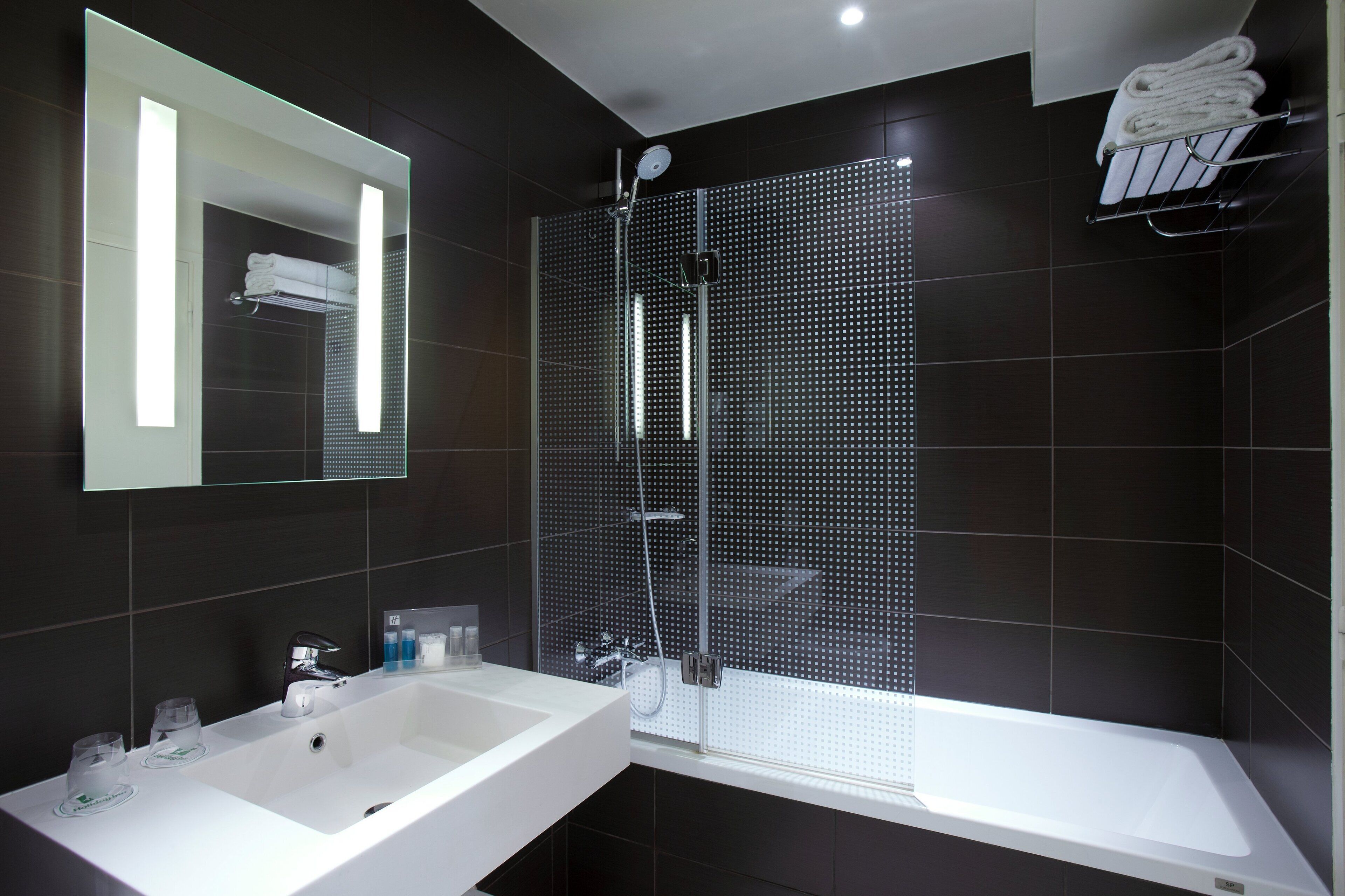 hydromassage showerhead, eco-friendly toiletries, hair dryer, towels