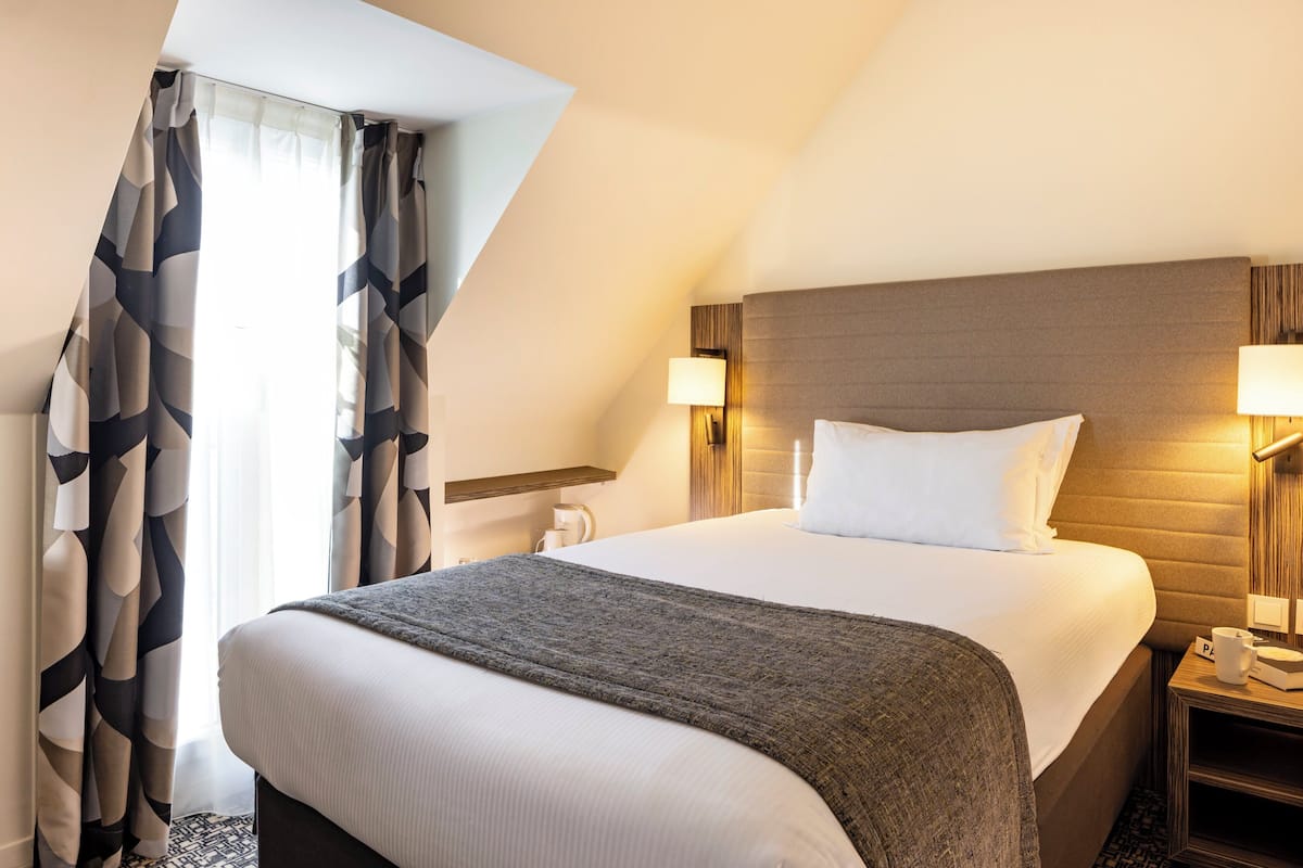 Standard Room, 1 Twin Bed | Minibar, in-room safe, individually decorated, individually furnished