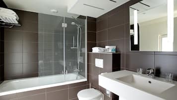 Brusehoved med hydromassage, miljøvenlige toiletartikler, hårtørrer