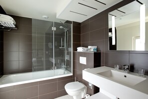 Hydromassage showerhead, eco-friendly toiletries, hair dryer, towels - Holiday Inn Paris Opéra Grands Boulevards by IHG (Paris)