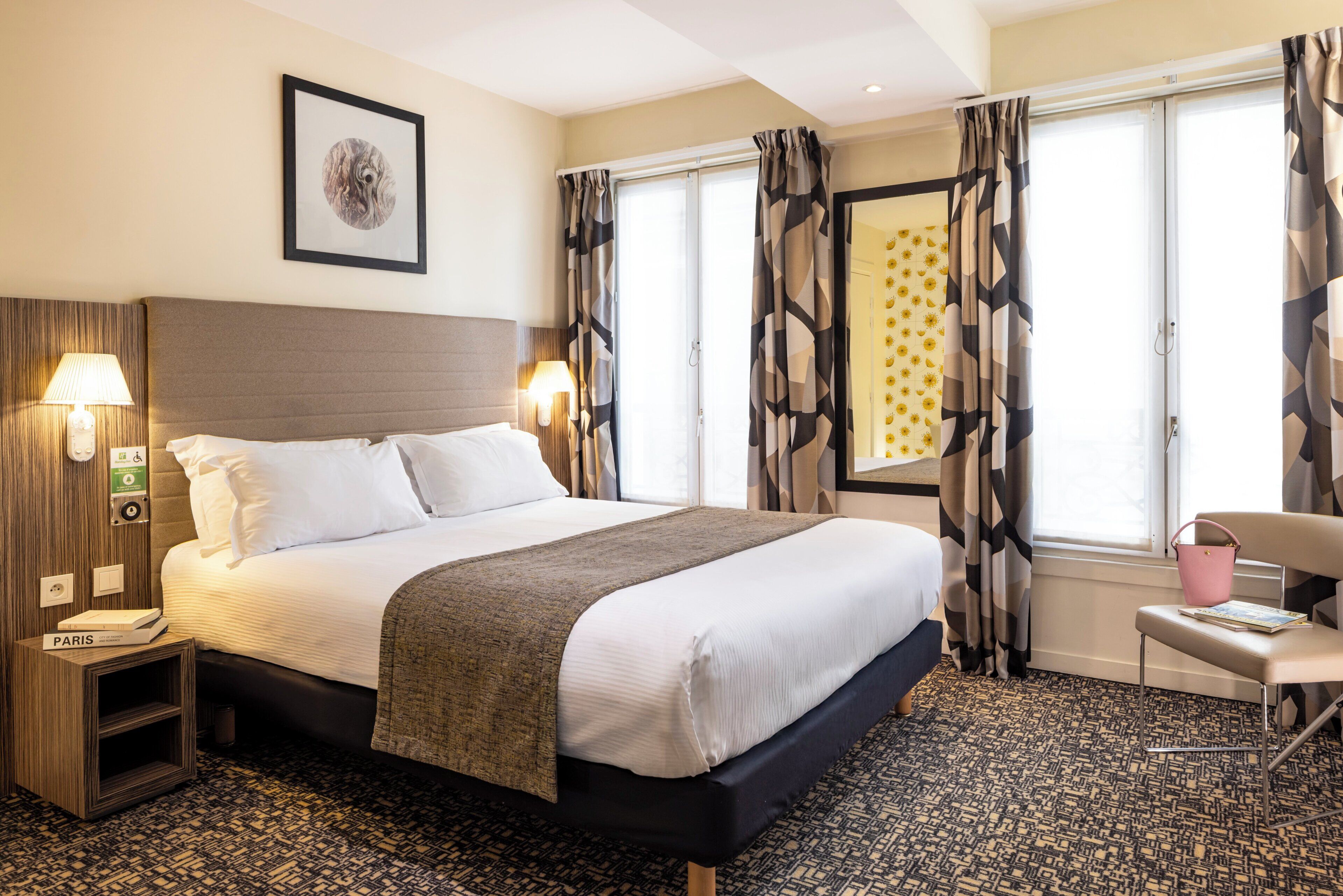 Standard Room | Minibar, in-room safe, individually decorated, individually furnished