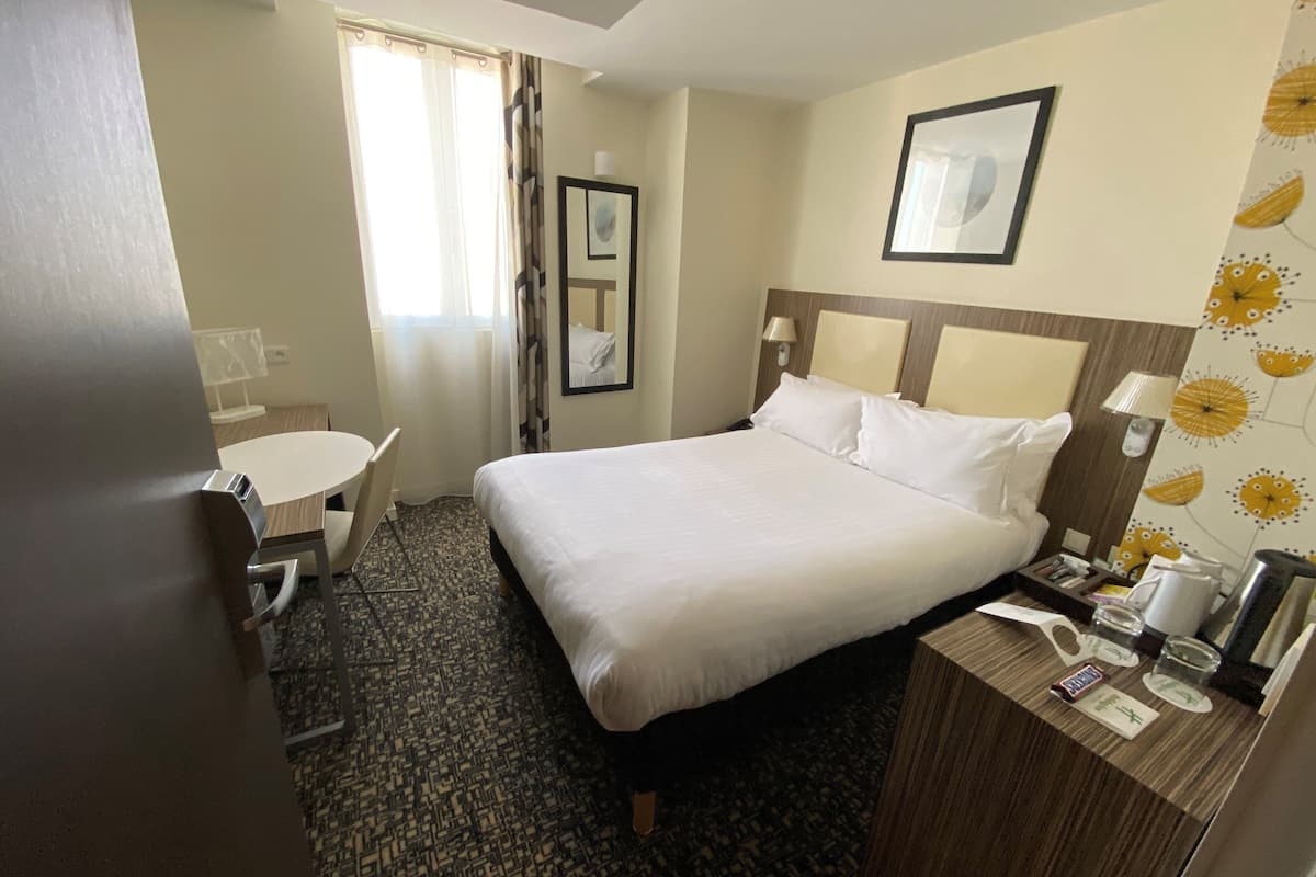 Standard Room, 1 Twin Bed | Minibar, in-room safe, individually decorated, individually furnished