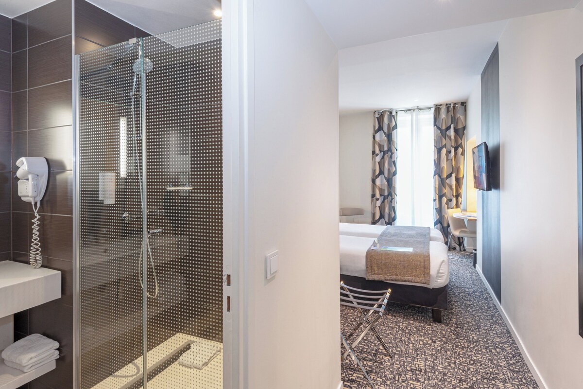 Quarto premium | Frigobar, cofres nos quartos, escrivaninha