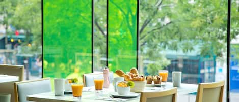 Café da manhã com buffet todos os dias (EUR 23 por pessoa)