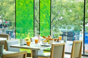 每日供应自助式早餐（每人 EUR 23）