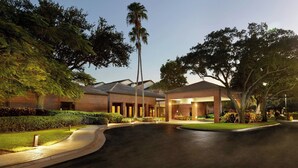 A hotel with a brick facade, a covered entrance, and a landscaped driveway. - Courtyard® by Marriott® Fort Lauderdale City of Plantation (Plantation)