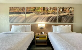 Escritorio, tabla de planchar con plancha, wifi gratis y ropa de cama 
