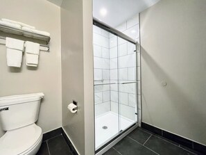 套房, 1 张特大床, 无烟房 | 办公桌、熨斗/熨衣板、免费 WiFi、床单