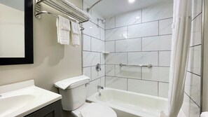 Kombinasi shower/bathtub, pengering rambut,  dan handuk