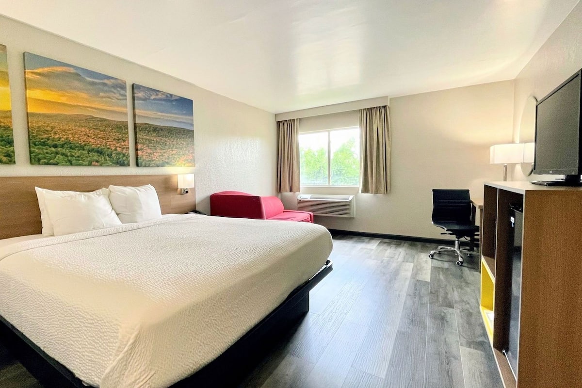 Desk, iron/ironing board, free WiFi, bed sheets