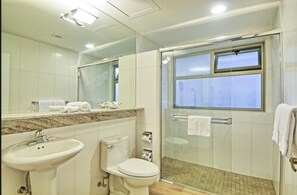 Family Suite | Bathroom | Hair dryer, towels - Balmoral Hotel San José CR, Historic District (San José)