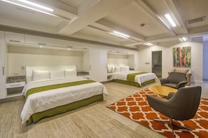 Suite Belford | In-room safe, desk, laptop workspace, soundproofing