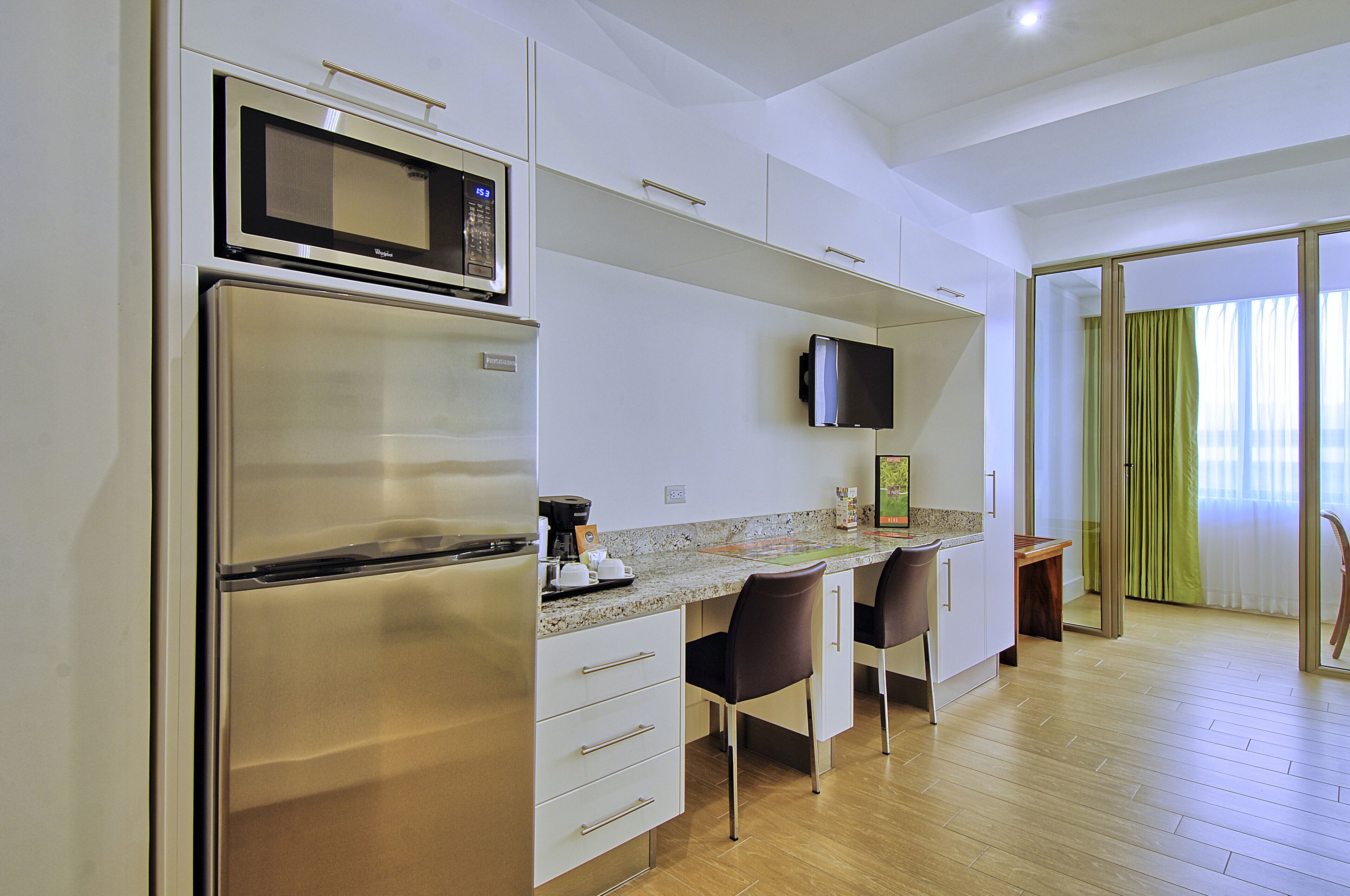 deluxe plus | 1 bedroom, in-room safe, desk, laptop workspace