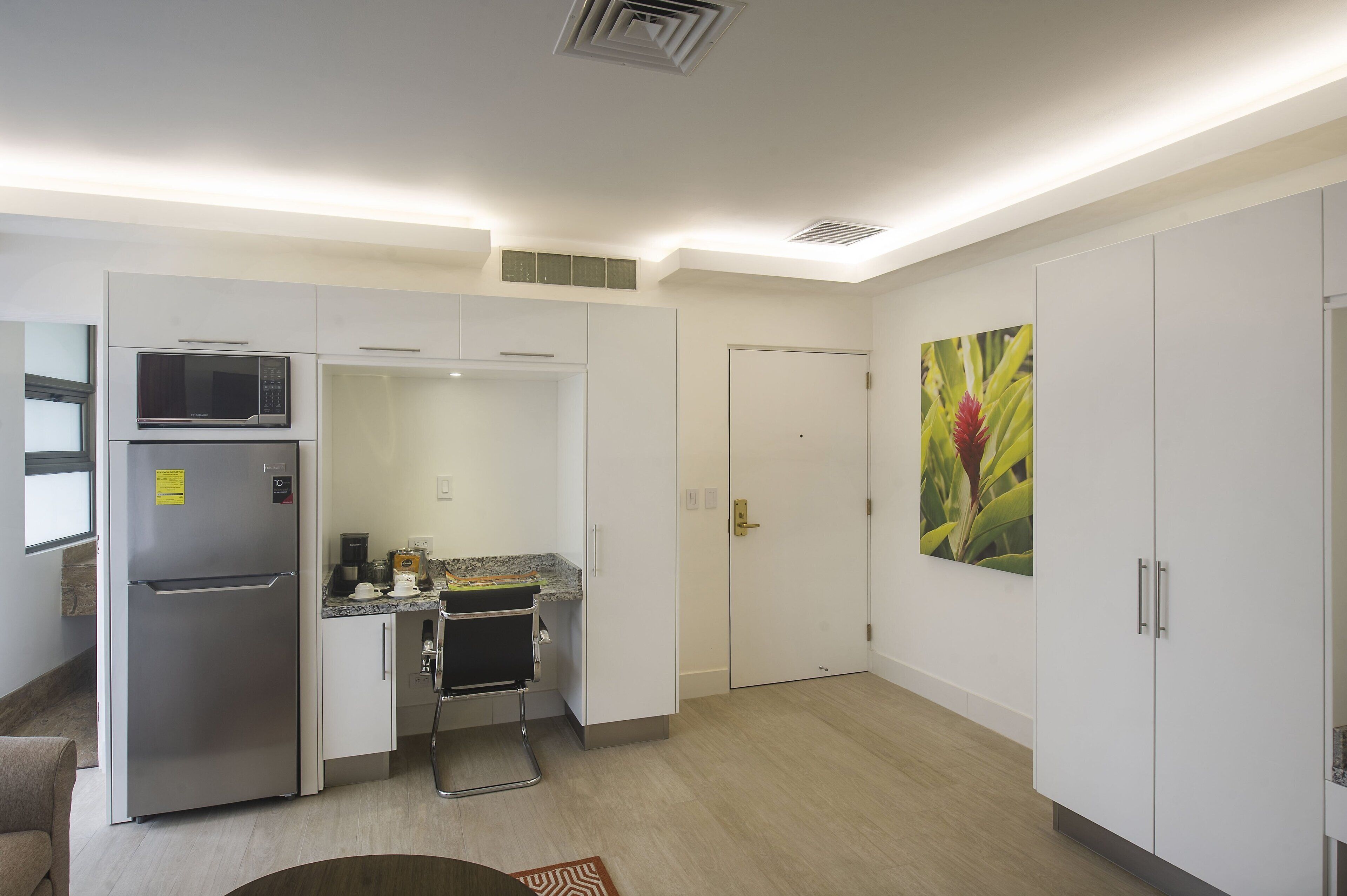 suite gales | 1 bedroom, in-room safe, desk, laptop workspace