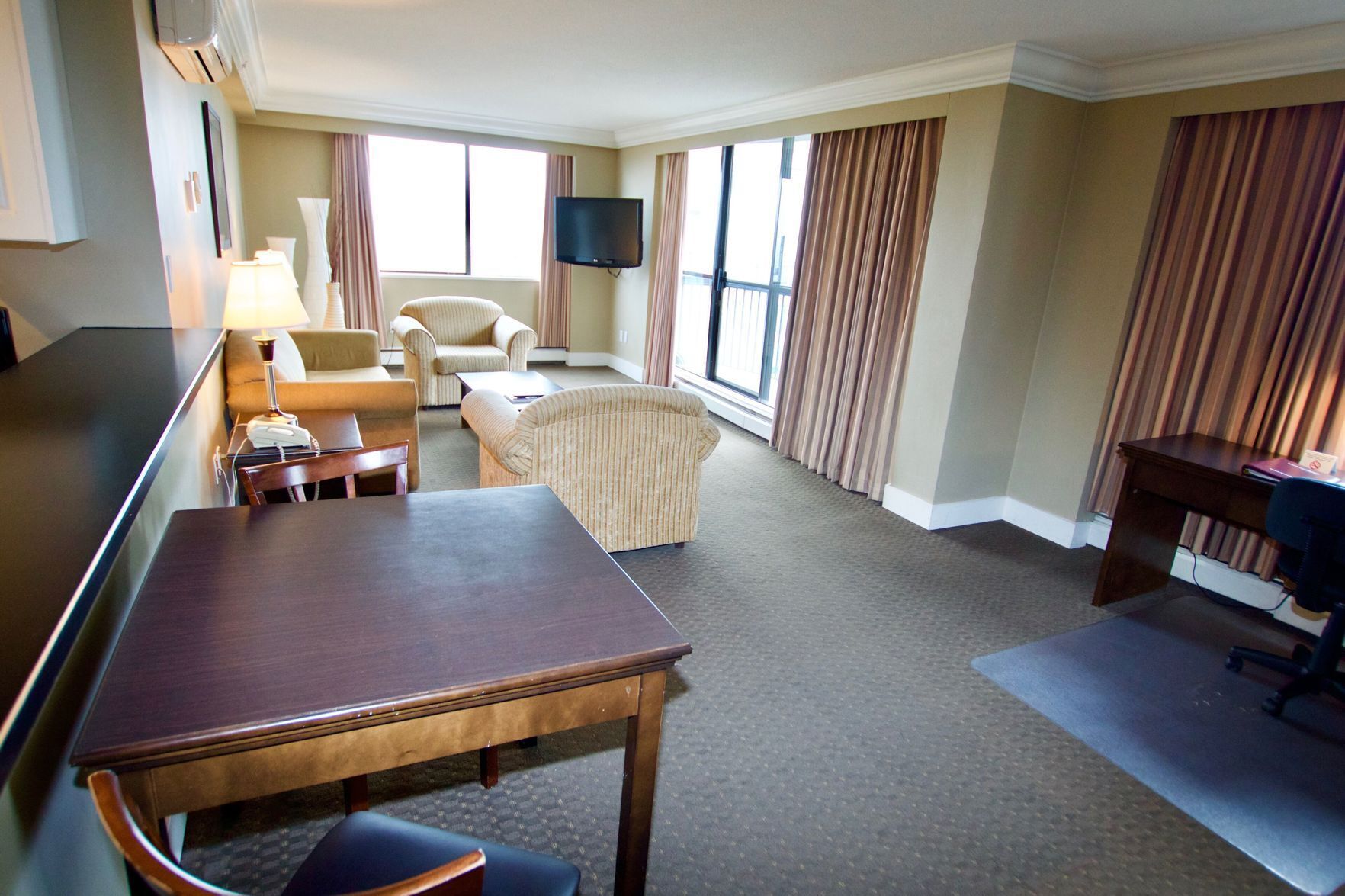 Living area | 32-inch flat-screen TV with digital channels, TV, iPod dock