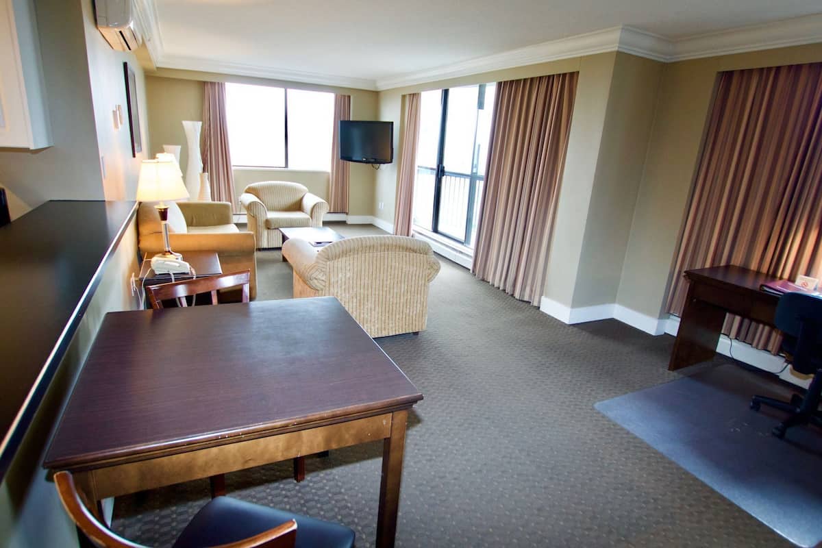 Living area | 32-inch flat-screen TV with digital channels, TV, iPod dock