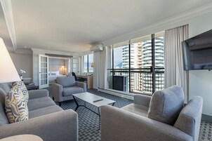 尊荣套房 | 埃及棉床单、高档床上用品、加厚床垫、客房内保险箱