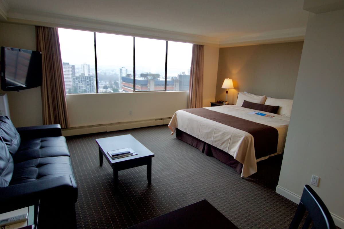 Egyptian cotton sheets, premium bedding, pillow-top beds, in-room safe