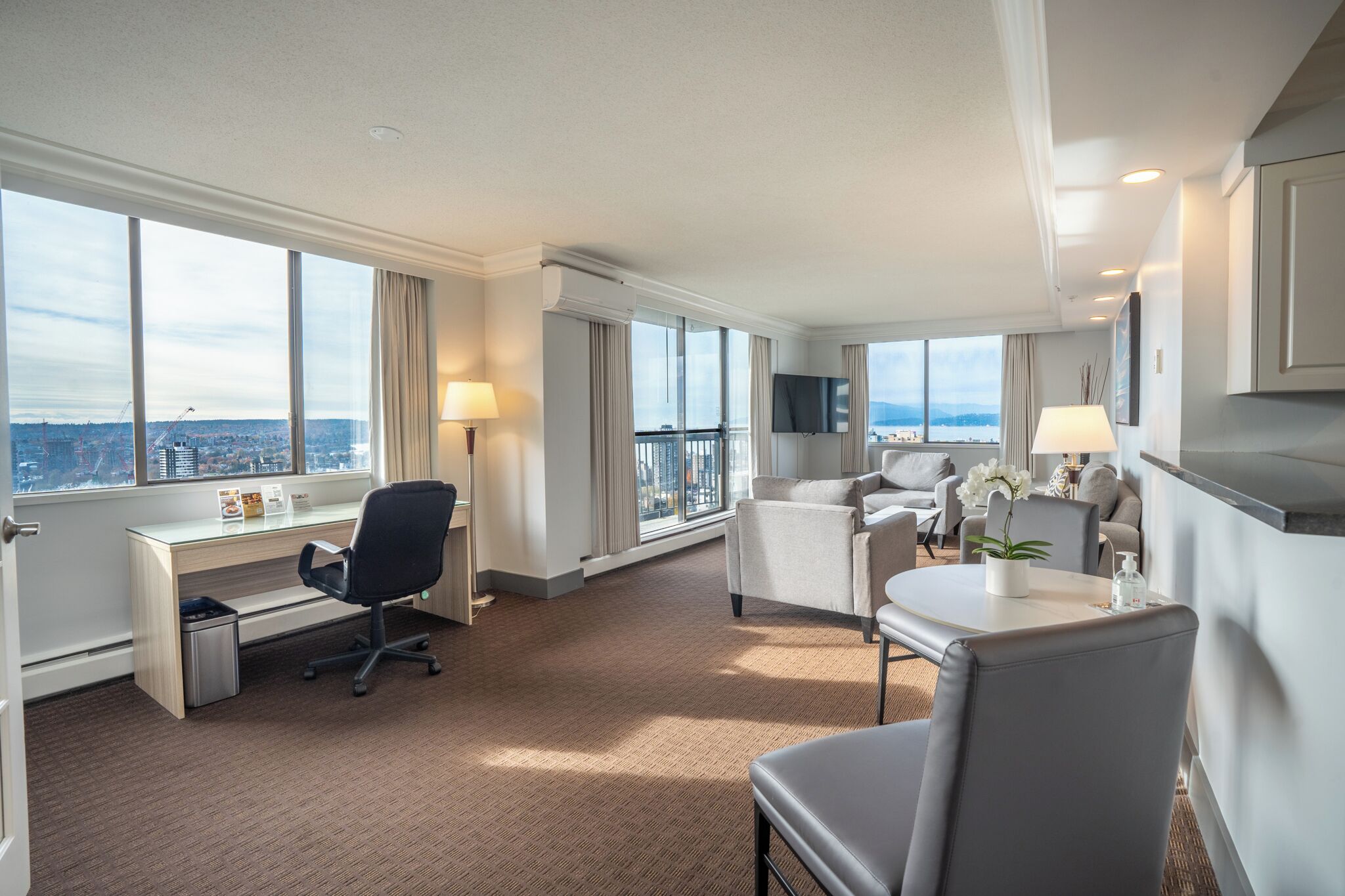 premium suite | living area | 32-inch flat-screen tv with digital channels, tv, ipod dock