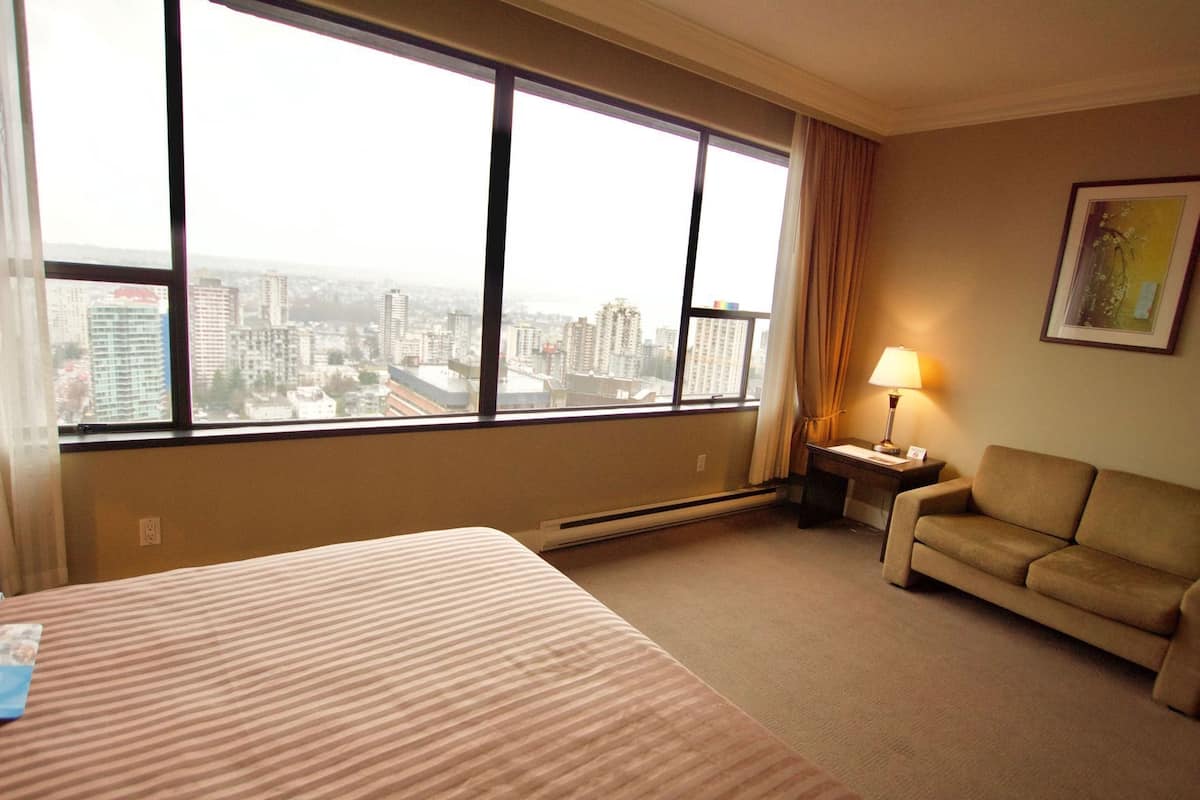 Egyptian cotton sheets, premium bedding, pillowtop beds, in-room safe